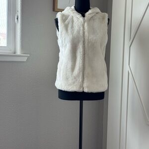 💕White Faux Fur Vest